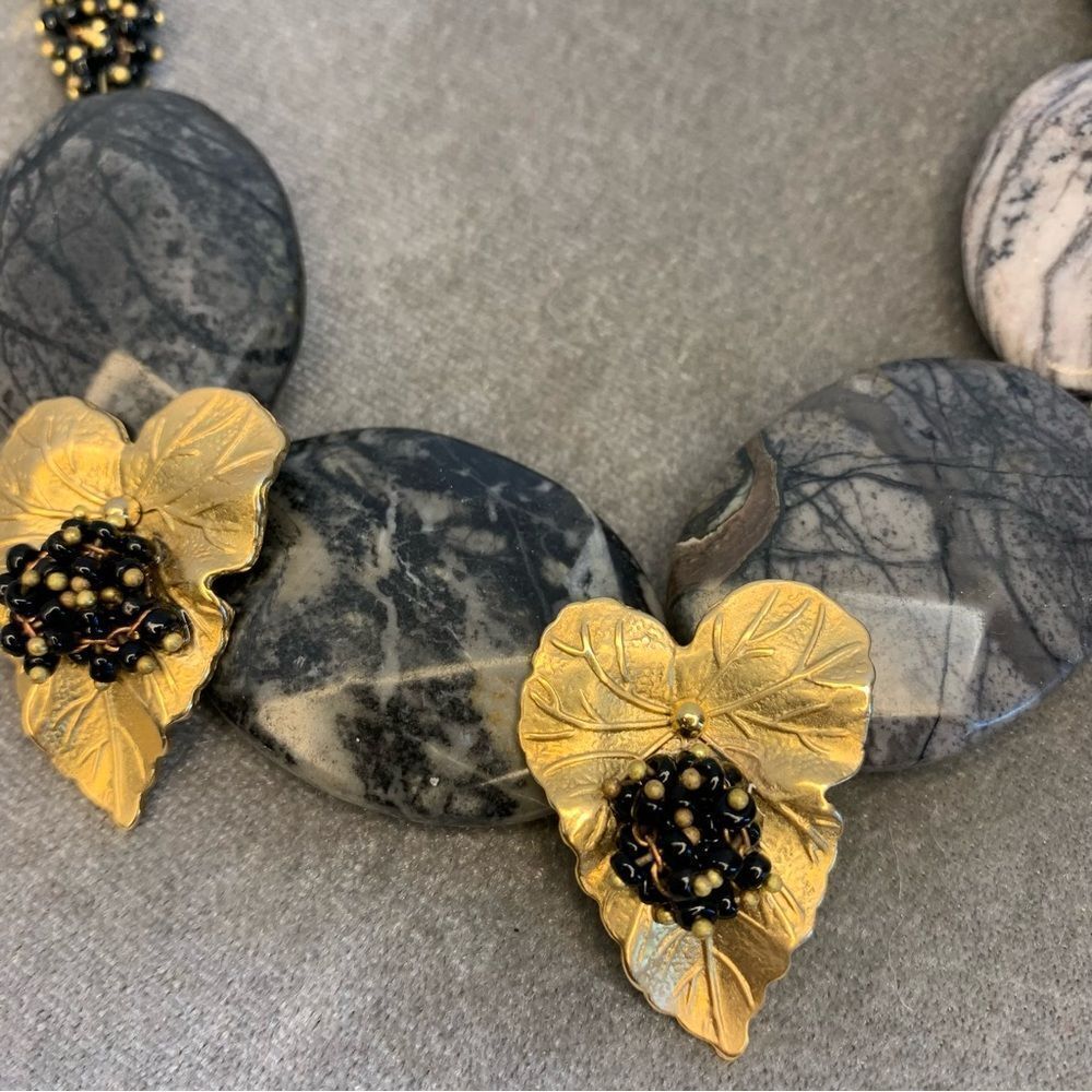 LAKU gray gold tone Rock stone leaf beaded necklace - Picture 4 of 9